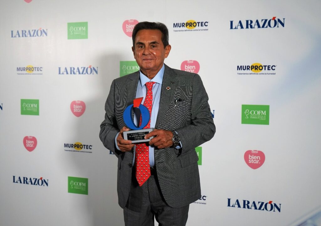Dr. Gabriel Serrano recibe el premio A TU SALUD otorgado por La Razón