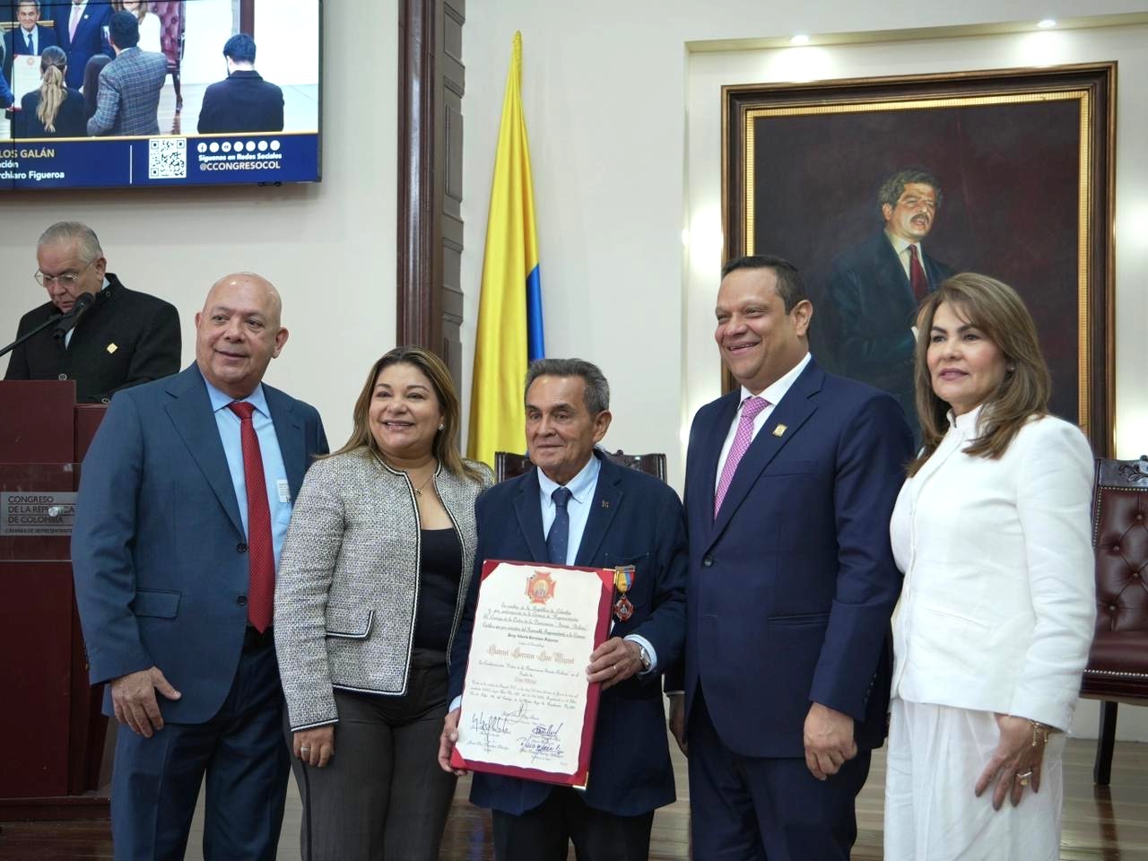 El Dr. Gabriel Serrano recibe la Orden de la Democracia Simón Bolívar